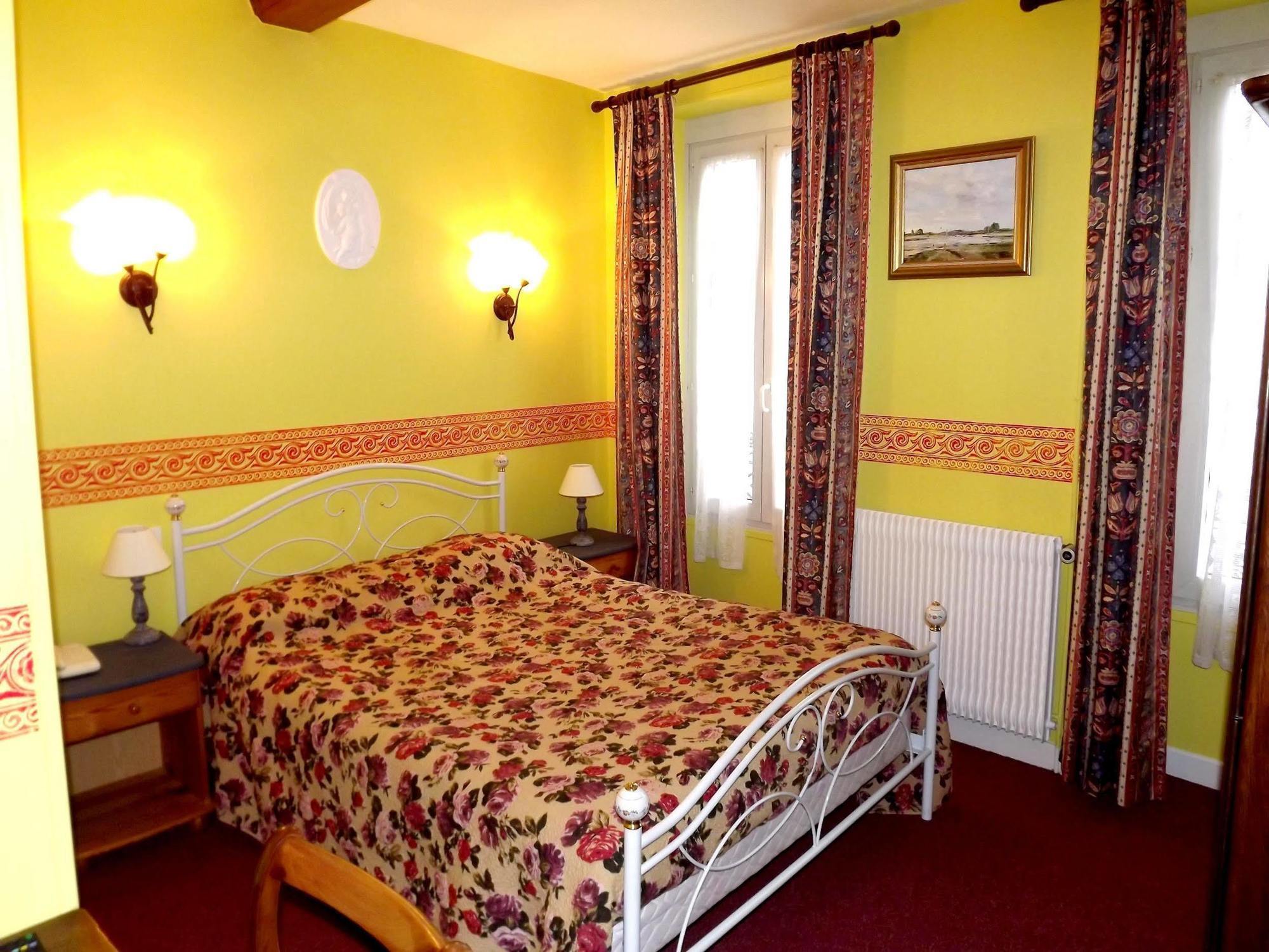Hostellerie Saint Martin- Logis Hotel Et Restaurant Creully sur Seulles Bagian luar foto