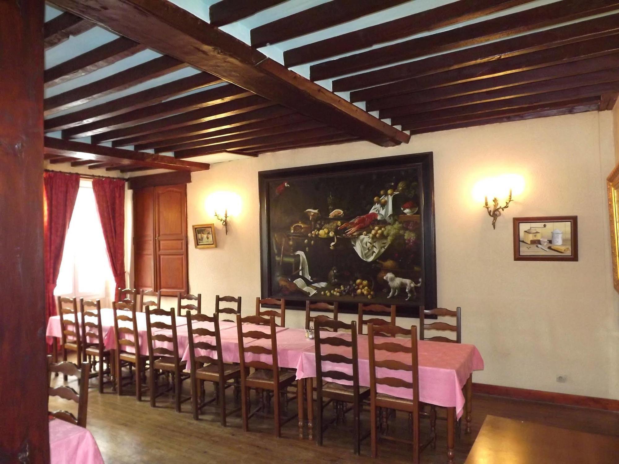 Hostellerie Saint Martin- Logis Hotel Et Restaurant Creully sur Seulles Bagian luar foto